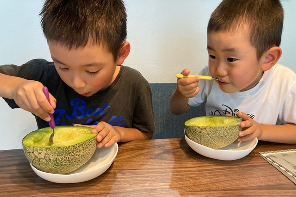 メロンを食べる甥っ子たち ホーム用写真