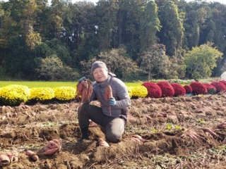 さつまいもを持った4代目園主-2025
