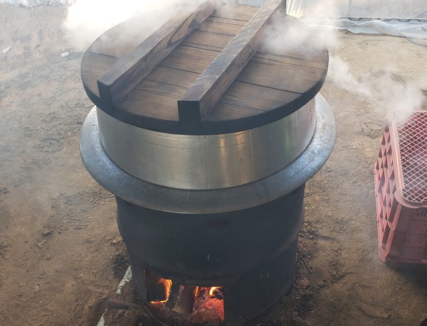 芋を茹でている釜-2026