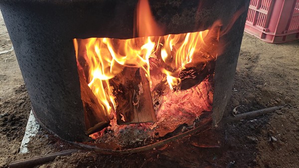 釜に火を入れている様子-2026